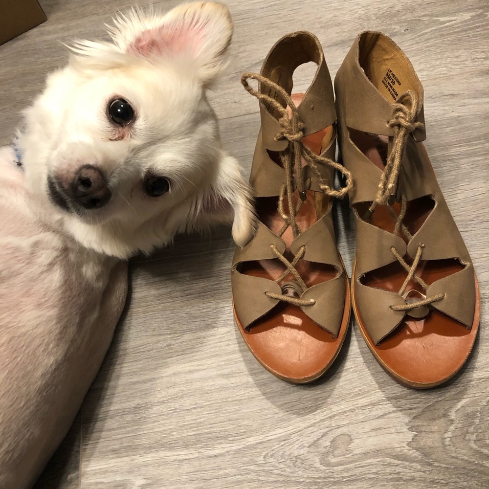 Lucky brand lip-hessian tan color. Size 8